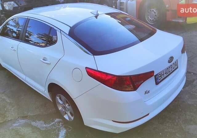 Белый Киа K5, объемом двигателя 2 л и пробегом 100 тыс. км за 8000 $, фото 1 на Automoto.ua