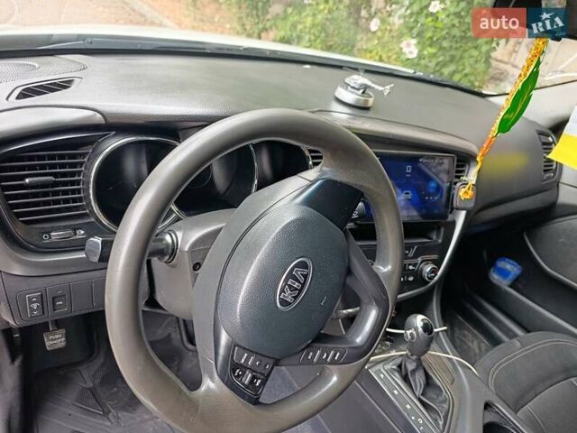 Білий Кіа K5, об'ємом двигуна 2 л та пробігом 371 тис. км за 8000 $, фото 8 на Automoto.ua