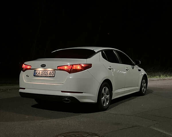 Белый Киа K5, объемом двигателя 2 л и пробегом 170 тыс. км за 8000 $, фото 1 на Automoto.ua