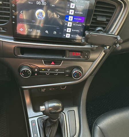 Білий Кіа K5, об'ємом двигуна 2 л та пробігом 209 тис. км за 10300 $, фото 11 на Automoto.ua