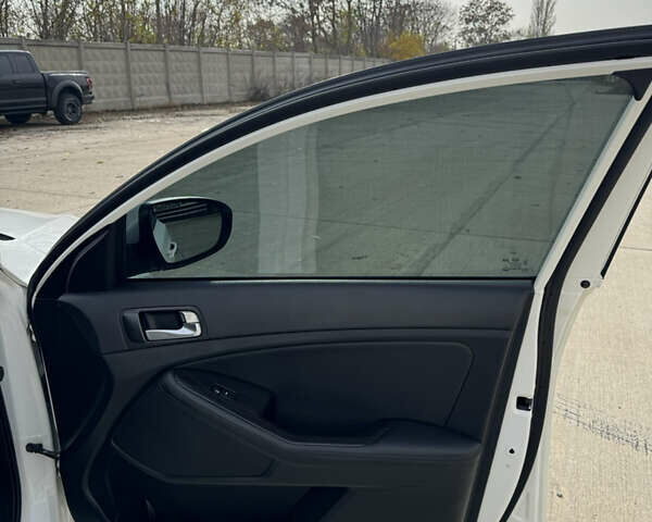 Белый Киа K5, объемом двигателя 2 л и пробегом 199 тыс. км за 12700 $, фото 25 на Automoto.ua