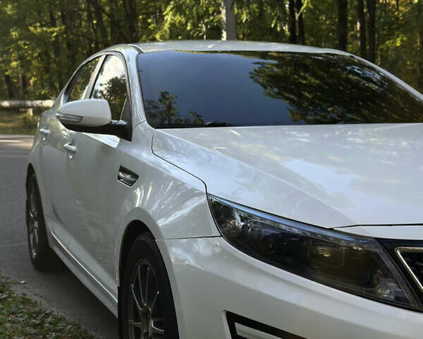 Белый Киа K5, объемом двигателя 2 л и пробегом 258 тыс. км за 9000 $, фото 1 на Automoto.ua