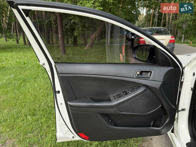 Белый Киа K5, объемом двигателя 2 л и пробегом 372 тыс. км за 8500 $, фото 12 на Automoto.ua