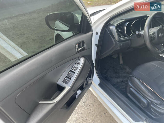 Белый Киа K5, объемом двигателя 2 л и пробегом 296 тыс. км за 12000 $, фото 9 на Automoto.ua