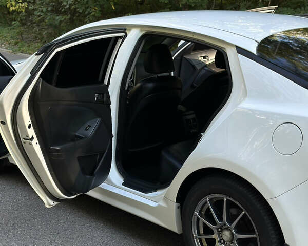 Белый Киа K5, объемом двигателя 2 л и пробегом 258 тыс. км за 9000 $, фото 7 на Automoto.ua