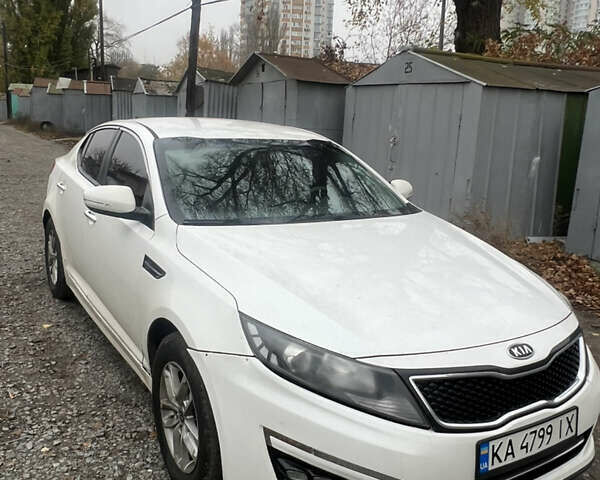 Белый Киа K5, объемом двигателя 2 л и пробегом 295 тыс. км за 7900 $, фото 2 на Automoto.ua