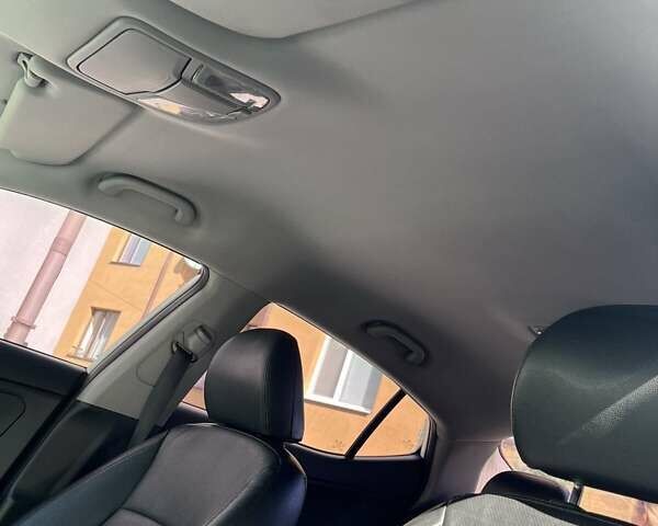 Белый Киа K5, объемом двигателя 2 л и пробегом 260 тыс. км за 10500 $, фото 5 на Automoto.ua