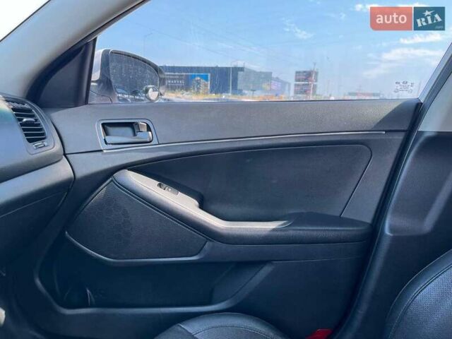 Белый Киа K5, объемом двигателя 2 л и пробегом 246 тыс. км за 10240 $, фото 26 на Automoto.ua