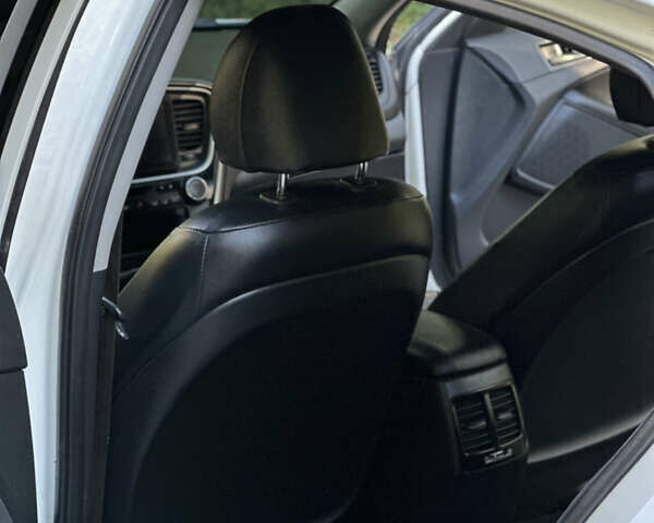 Белый Киа K5, объемом двигателя 2 л и пробегом 258 тыс. км за 9000 $, фото 3 на Automoto.ua