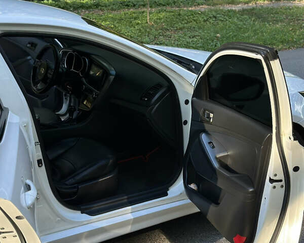 Белый Киа K5, объемом двигателя 2 л и пробегом 258 тыс. км за 9000 $, фото 5 на Automoto.ua