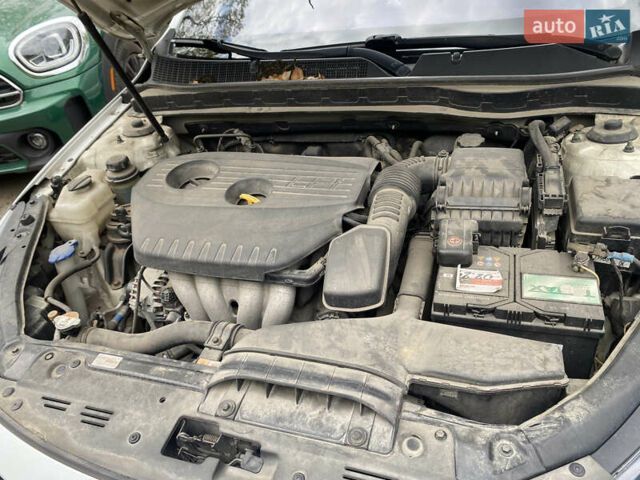 Белый Киа K5, объемом двигателя 2 л и пробегом 217 тыс. км за 11000 $, фото 13 на Automoto.ua