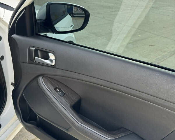 Белый Киа K5, объемом двигателя 2 л и пробегом 199 тыс. км за 12700 $, фото 26 на Automoto.ua