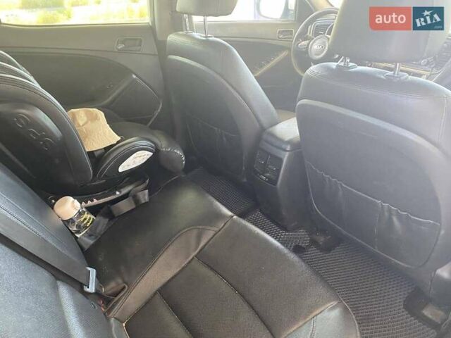 Білий Кіа K5, об'ємом двигуна 2 л та пробігом 290 тис. км за 8800 $, фото 23 на Automoto.ua