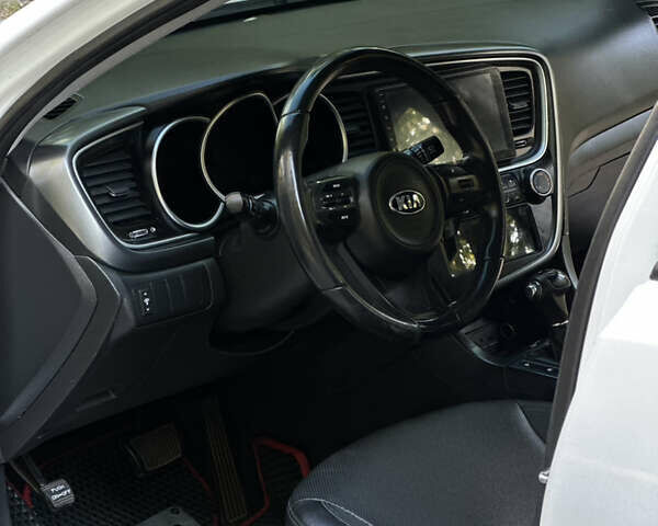 Белый Киа K5, объемом двигателя 2 л и пробегом 258 тыс. км за 9000 $, фото 2 на Automoto.ua