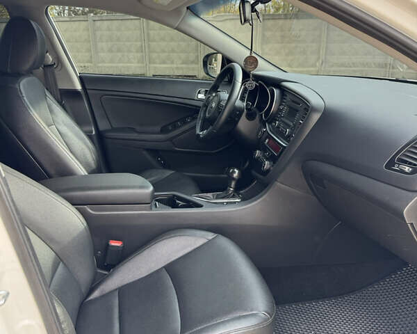 Белый Киа K5, объемом двигателя 2 л и пробегом 199 тыс. км за 12700 $, фото 24 на Automoto.ua