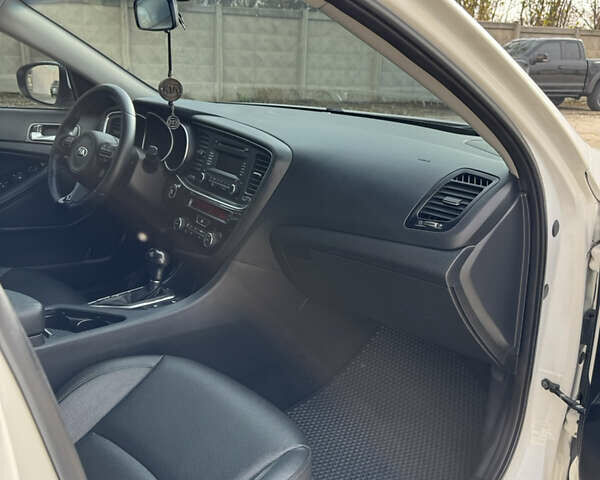 Белый Киа K5, объемом двигателя 2 л и пробегом 199 тыс. км за 12700 $, фото 23 на Automoto.ua