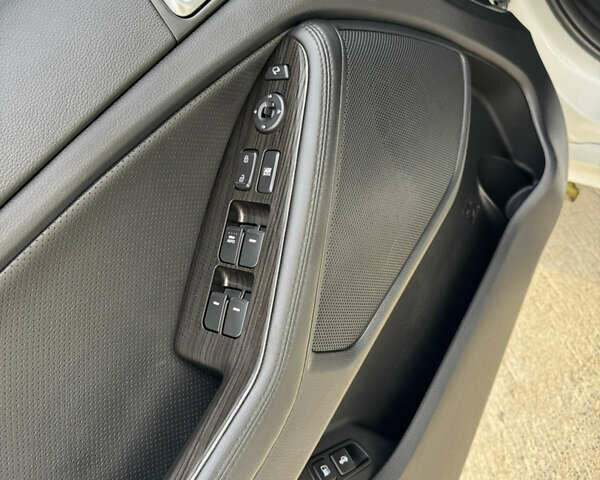 Белый Киа K5, объемом двигателя 2 л и пробегом 199 тыс. км за 12700 $, фото 18 на Automoto.ua