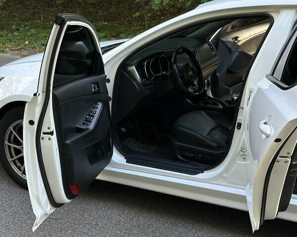 Белый Киа K5, объемом двигателя 2 л и пробегом 258 тыс. км за 9000 $, фото 8 на Automoto.ua