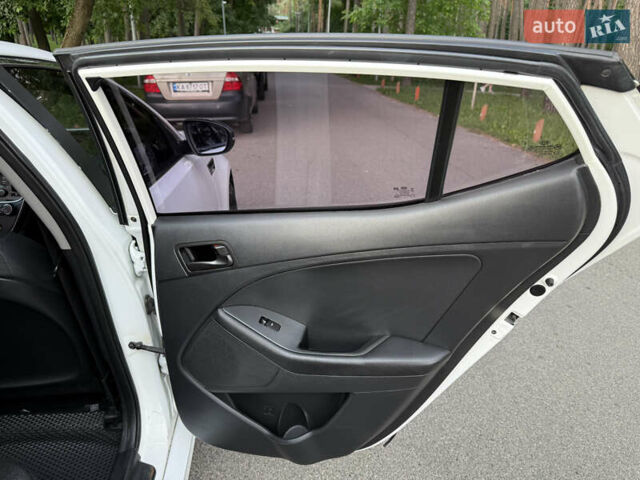Белый Киа K5, объемом двигателя 2 л и пробегом 372 тыс. км за 8500 $, фото 22 на Automoto.ua
