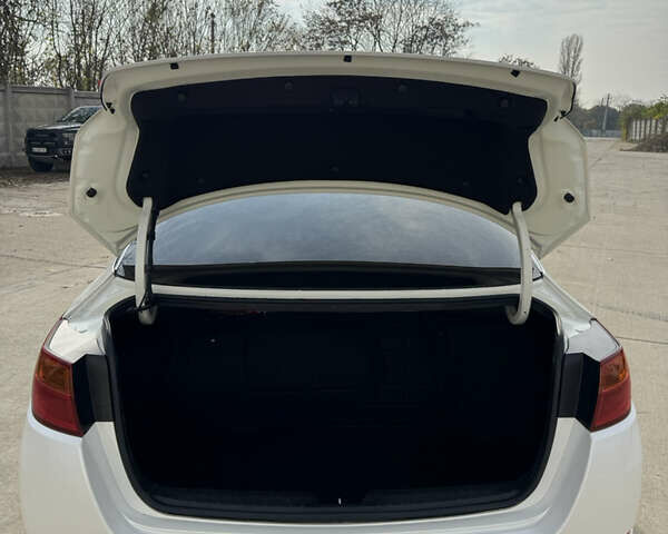 Белый Киа K5, объемом двигателя 2 л и пробегом 199 тыс. км за 12700 $, фото 30 на Automoto.ua