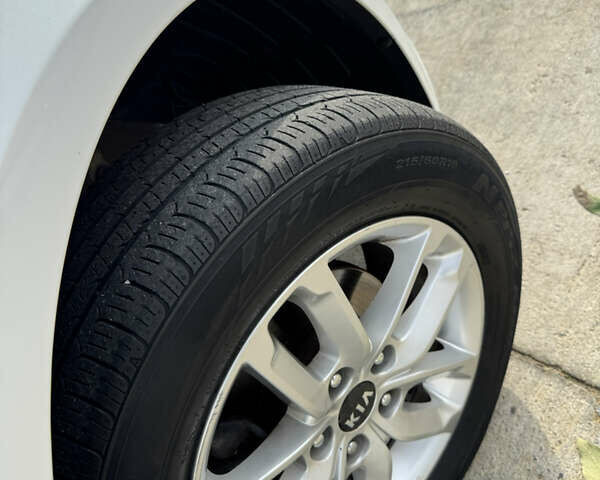 Белый Киа K5, объемом двигателя 2 л и пробегом 199 тыс. км за 12700 $, фото 22 на Automoto.ua