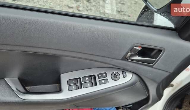 Белый Киа K5, объемом двигателя 2 л и пробегом 229 тыс. км за 9500 $, фото 10 на Automoto.ua