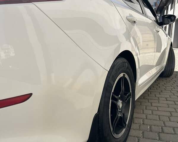 Белый Киа K5, объемом двигателя 2 л и пробегом 260 тыс. км за 10500 $, фото 12 на Automoto.ua