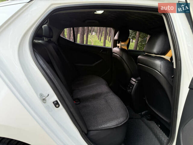 Белый Киа K5, объемом двигателя 2 л и пробегом 372 тыс. км за 8500 $, фото 21 на Automoto.ua