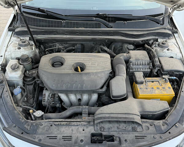 Белый Киа K5, объемом двигателя 2 л и пробегом 376 тыс. км за 8600 $, фото 15 на Automoto.ua