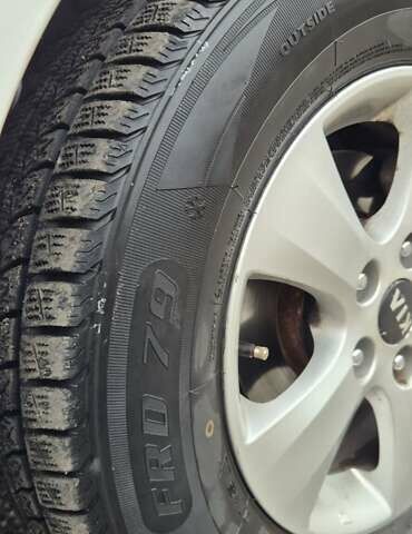 Белый Киа K5, объемом двигателя 2 л и пробегом 229 тыс. км за 9500 $, фото 5 на Automoto.ua