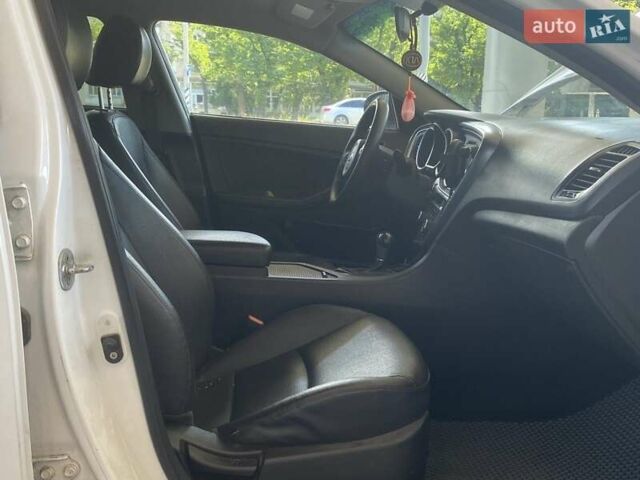 Білий Кіа K5, об'ємом двигуна 2 л та пробігом 290 тис. км за 8800 $, фото 24 на Automoto.ua