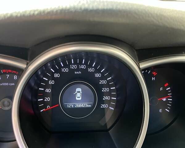 Белый Киа K5, объемом двигателя 2 л и пробегом 260 тыс. км за 10500 $, фото 10 на Automoto.ua
