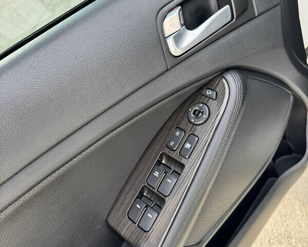 Белый Киа K5, объемом двигателя 2 л и пробегом 199 тыс. км за 12700 $, фото 17 на Automoto.ua