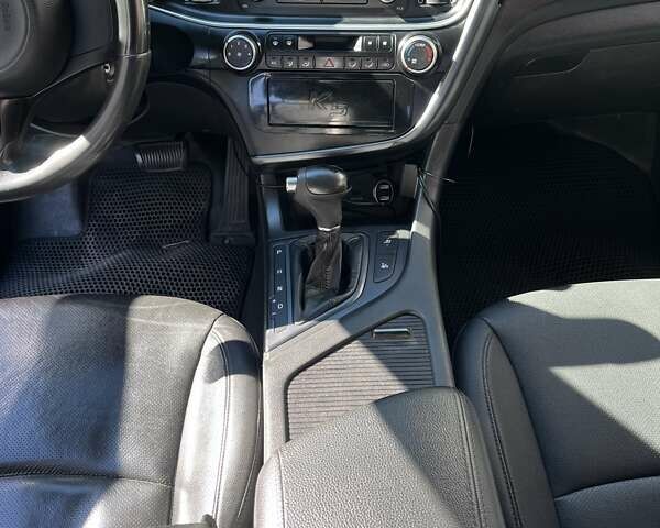Білий Кіа K5, об'ємом двигуна 2 л та пробігом 260 тис. км за 9800 $, фото 8 на Automoto.ua