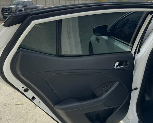 Белый Киа K5, объемом двигателя 2 л и пробегом 199 тыс. км за 12700 $, фото 19 на Automoto.ua