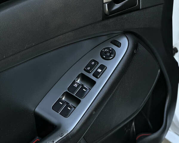 Белый Киа K5, объемом двигателя 2 л и пробегом 258 тыс. км за 9000 $, фото 4 на Automoto.ua