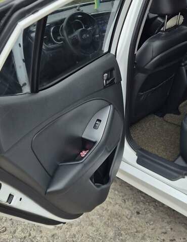 Белый Киа K5, объемом двигателя 2 л и пробегом 229 тыс. км за 9500 $, фото 14 на Automoto.ua