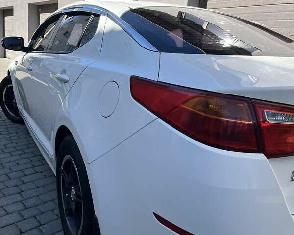 Білий Кіа K5, об'ємом двигуна 2 л та пробігом 260 тис. км за 9800 $, фото 4 на Automoto.ua