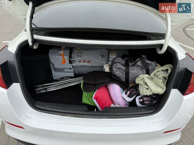 Белый Киа K5, объемом двигателя 2 л и пробегом 238 тыс. км за 11500 $, фото 8 на Automoto.ua