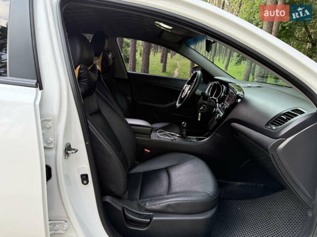 Белый Киа K5, объемом двигателя 2 л и пробегом 372 тыс. км за 8500 $, фото 26 на Automoto.ua