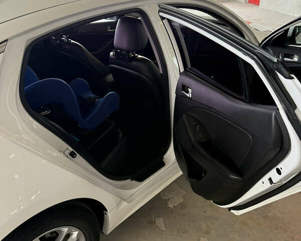 Белый Киа K5, объемом двигателя 2 л и пробегом 200 тыс. км за 10500 $, фото 10 на Automoto.ua