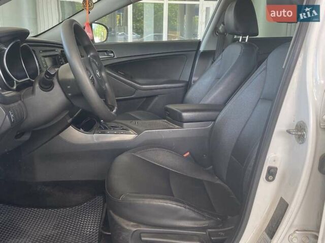 Білий Кіа K5, об'ємом двигуна 2 л та пробігом 290 тис. км за 8800 $, фото 17 на Automoto.ua