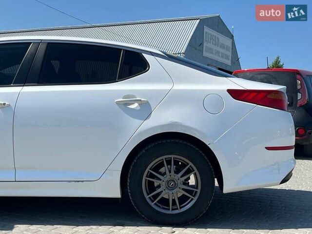 Белый Киа K5, объемом двигателя 2 л и пробегом 246 тыс. км за 10240 $, фото 10 на Automoto.ua