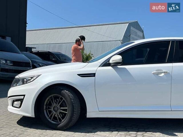 Белый Киа K5, объемом двигателя 2 л и пробегом 246 тыс. км за 10240 $, фото 12 на Automoto.ua