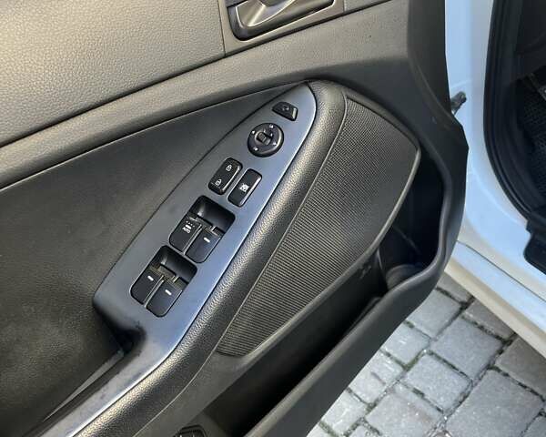 Білий Кіа K5, об'ємом двигуна 2 л та пробігом 260 тис. км за 9800 $, фото 15 на Automoto.ua