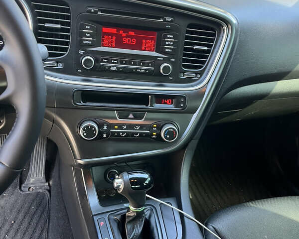 Білий Кіа K5, об'ємом двигуна 2 л та пробігом 395 тис. км за 10000 $, фото 6 на Automoto.ua