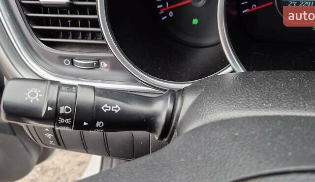 Белый Киа K5, объемом двигателя 2 л и пробегом 229 тыс. км за 9500 $, фото 11 на Automoto.ua