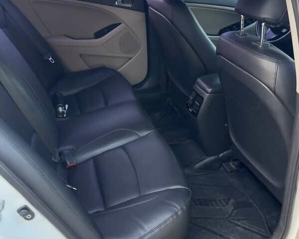 Белый Киа K5, объемом двигателя 2 л и пробегом 376 тыс. км за 8600 $, фото 7 на Automoto.ua