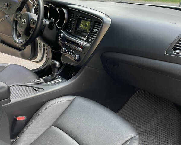Белый Киа K5, объемом двигателя 2 л и пробегом 145 тыс. км за 10500 $, фото 18 на Automoto.ua