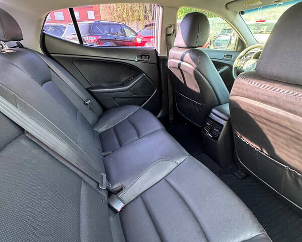 Белый Киа K5, объемом двигателя 2 л и пробегом 250 тыс. км за 10600 $, фото 3 на Automoto.ua